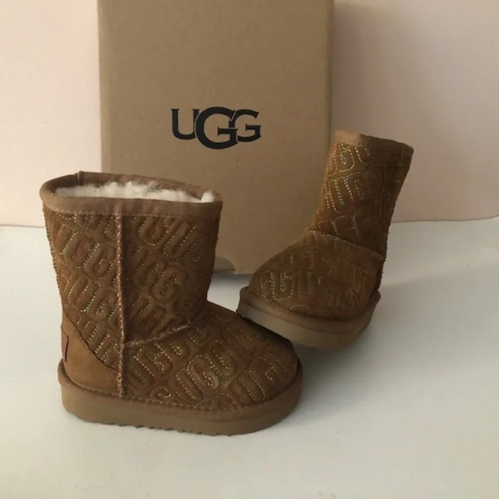 UGG Classic II Graphic Stitch Leather Kids' Short Boot for boy or girl. Size: 6